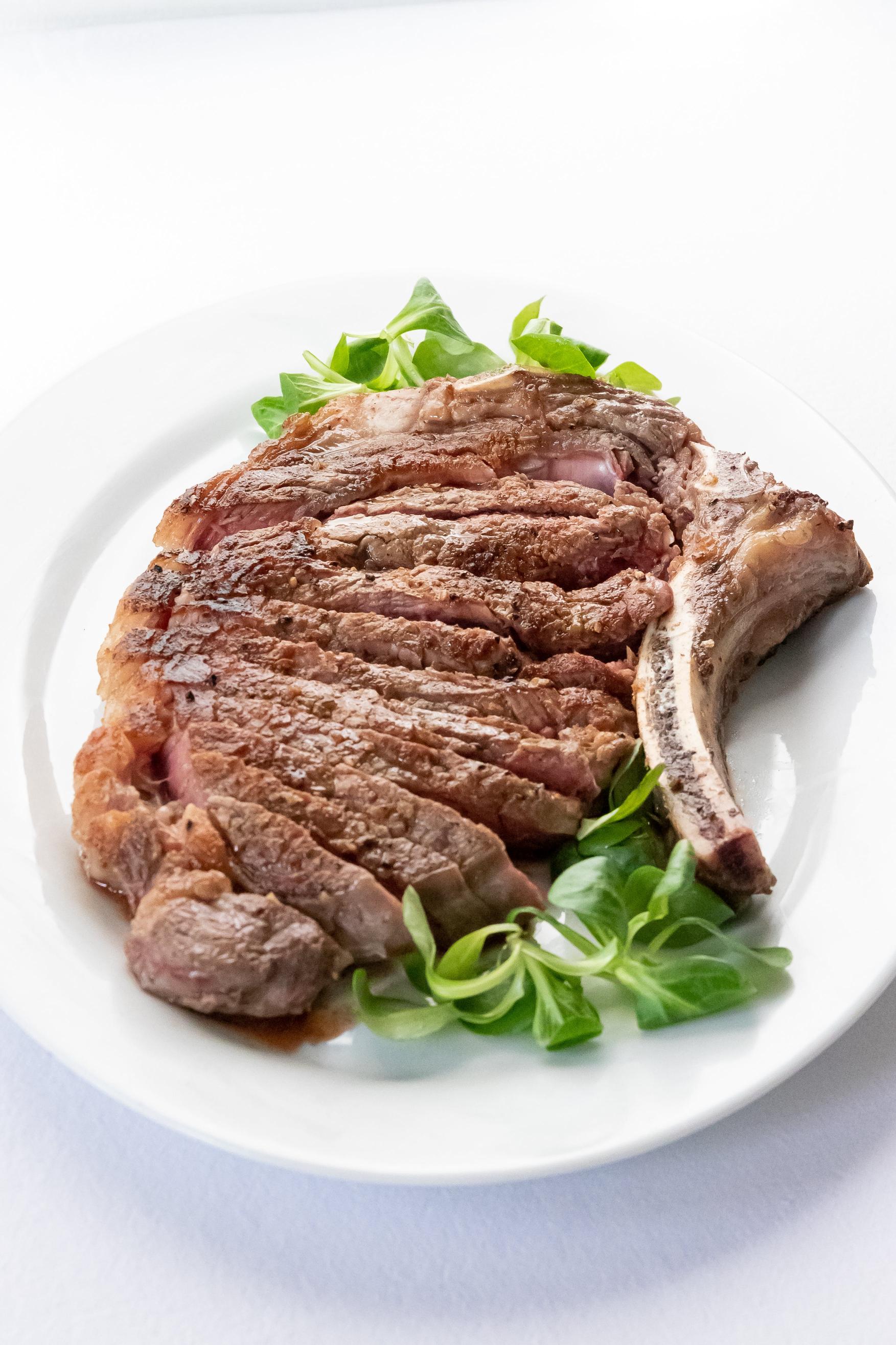 Wybór odpowiedniego kawałka mięsa: jakie cechy powinien posiadać idealny stek