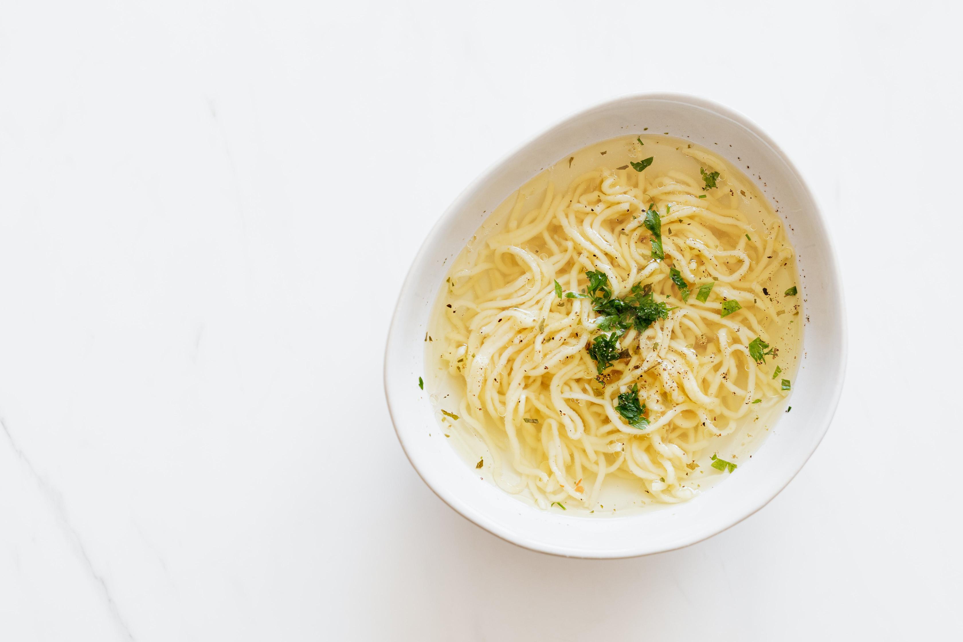 Różnorodność przepisów na tradycyjną zupę minestrone: regionalne sekrety i domowe wariacje