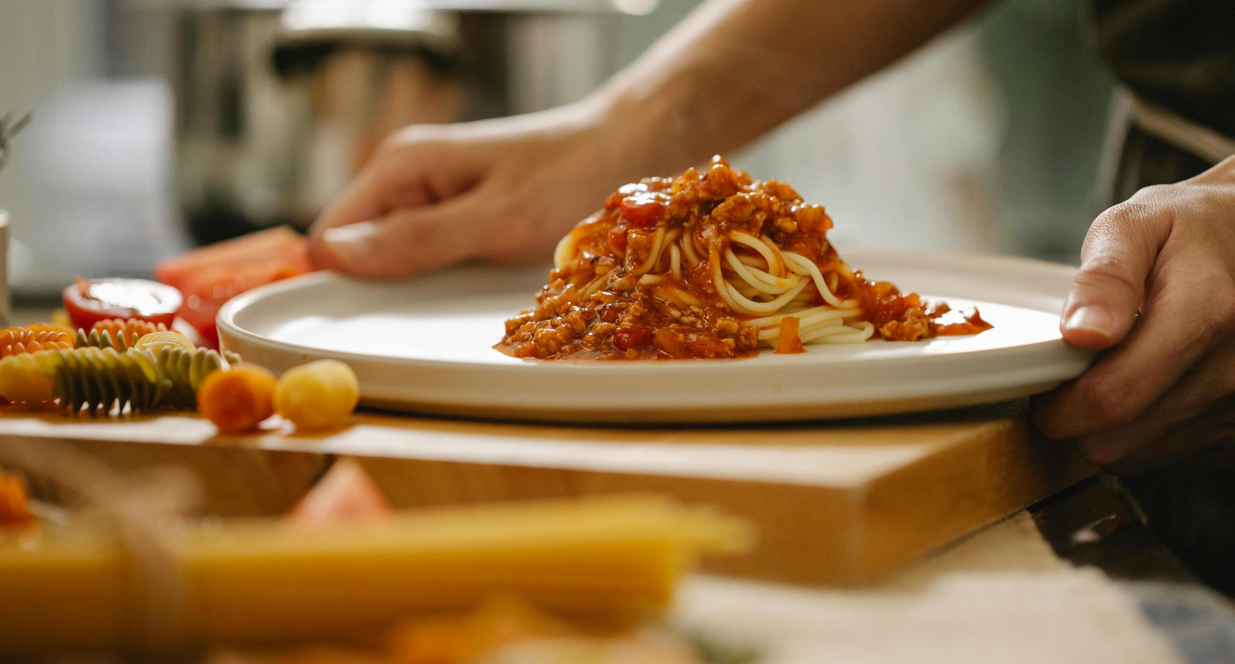 Przygotowanie sosu bolońskiego – serce dania